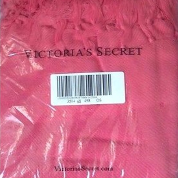 BNWT. Victoria Secret’s Beach Blanket - Picture 3 of 5